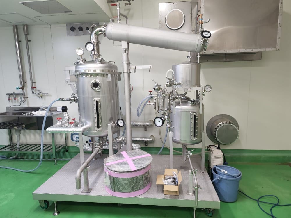 稼働中の蒸留装置設備